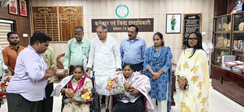 Disabled beneficiaries become self-reliant through self-employment loan scheme, successful business is changing lives, Chhattisgarh Disabled Finance and Development Corporation Chairman Lokesh Kavadiya, Bemetara Collector Ms. Pratibha Mamgain, Khabargali