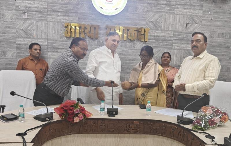Jagdalpur, Bastar, Persons with Disabilities, Lokesh Kavadiya, Chhattisgarh Handicapped Finance and Development Corporation, Social Welfare Department, Self-Employment, Loan Scheme, Disabled Beneficiaries, Vocational Training, Additional Collector C.P. Baghel and Deputy Director of Social Welfare Department Mrs. Suchita Minj, Khabargali