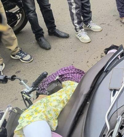 Horrific road accident in Durg: 4 dead after scooter collides with tractor. big news chhattisgarh news latest news khabargali 