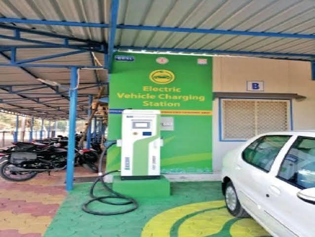 200 charging stations for electric vehicles to open soon; Transport Secretary holds meeting with officials. raipur chhattisgarh hindi news raipur news khabargali 