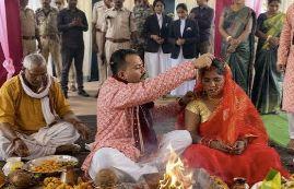 Chants echo in Jagdalpur Jail; girlfriend arrives to marry lover imprisoned in a rape case. hindi news chhattigarh news khabargali 