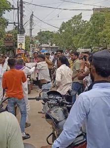  Elderly man robbed of ₹3.5 lakh after leaving bank; bystanders chased down and nabbed the accused. kawardha hindi news latest news khabargali 