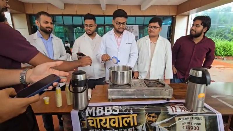  Intern doctors in Rajnandgaon staged a unique protest; posing as 'MBBS Chaiwalas,' they sold tea while remaining firm on their demand for a stipend hike. Latest News Hindi news khabargali 
