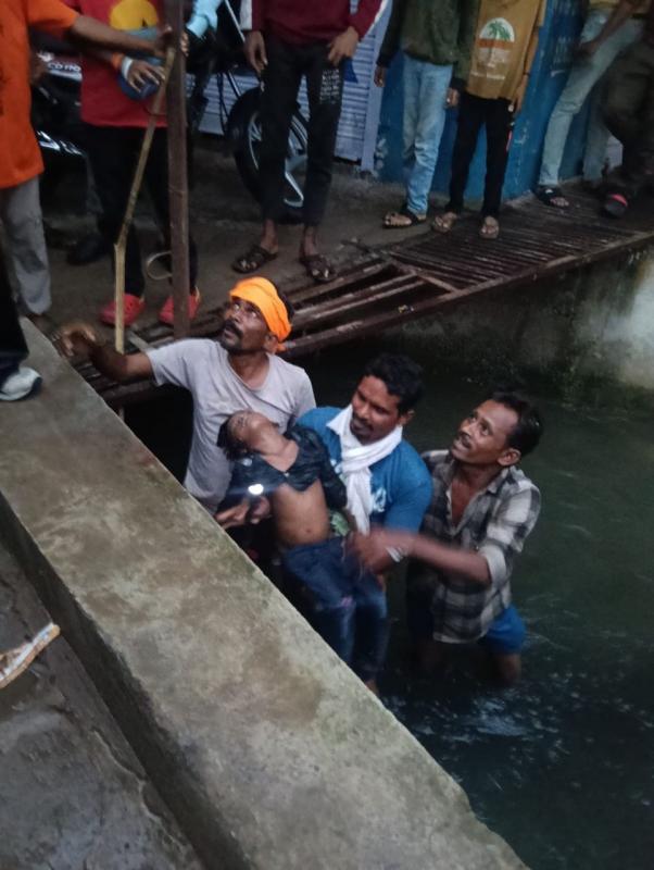 4-year-old child dies in Raipur; drowns in a drain while playing; grief engulfs the home. Latest News hindi News raipur news khabargali 