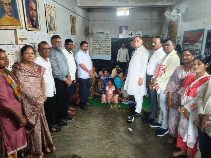 Bijapur, Bhopalpatnam, Guttapara, Chandangiri, Indravati River, flood, Chhattisgarh Disabled Finance and Development Corporation Chairman Lokesh Kavadiya, relief material, Chhattisgarh, BJP, Maharashtra border, rain, flood affected families, Bijapur News, Khabargali