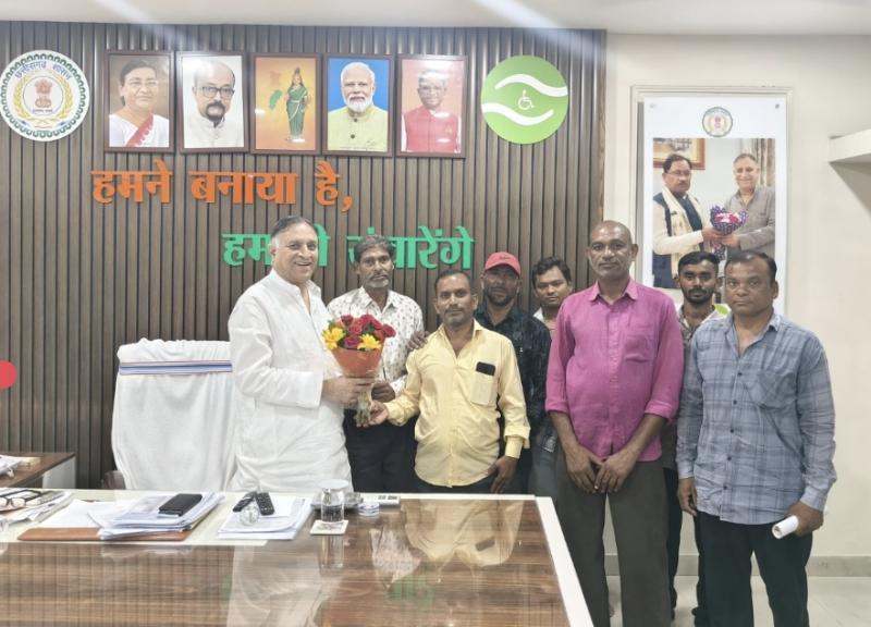 Delegation of Chhattisgarh Coolie Transport Welfare Association raised problems in the corporation office, assurance of positive initiative, Corporation Chairman Lokesh Kavadiya in the office of Chhattisgarh Disabled Finance and Development Corporation, Khabargali