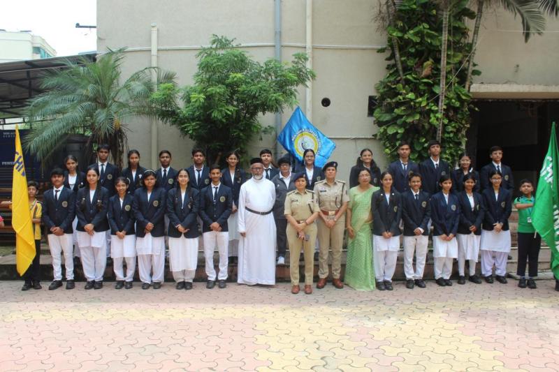 Student Union Oath Taking Ceremony at MGM Higher Secondary School, Gayatri Nagar: Traffic DCP gave leadership mantra, sports talents were honored, a unique confluence of student leadership, road safety and environmental protection, along with tree plantation drive, sports talents were also honored, Principal Dr. Leena R. Jacob welcomed the Chief Guest Dr. Archana Jha, DCP, Traffic Police, Raipur, Seema Ahirwar, ACP, Traffic Police, Vice President of School Management Father Jose Mathew, Chhattisgarh, Khabar