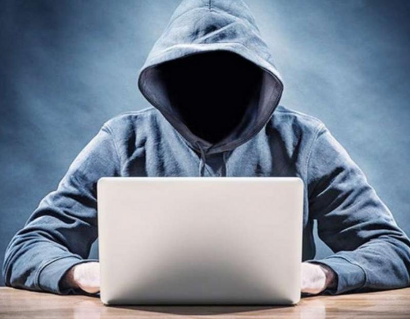 Cyber fraud of ₹28 lakh via email scam promising bank account change; mobile phone and Aadhaar card seized. latest News hindi news big News khabargali 