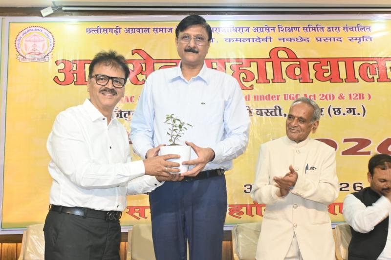 Grand induction program for new students at Agrasen College, Police Commissioner Sanjeev Shukla gave the mantra of success, Raipur, Chhattisgarh, Khabargali