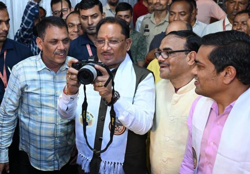 Chief Minister Vishnudev Sai, Drishya Samvad 2026, Raipur Press Club, Photo Journalist Fest, Old photographs of Chief Minister Vishnudev Sai, World Photography Day, Raipur Press Club President Mohan Tiwari, General Secretary Gaurav Sharma, Vice President Dilip Sahu, Treasurer Dinesh Yadav, Joint Secretaries Nivedita Sahu and Bhupesh Jangde, Raipur News, Chhattisgarh News, Khabargali