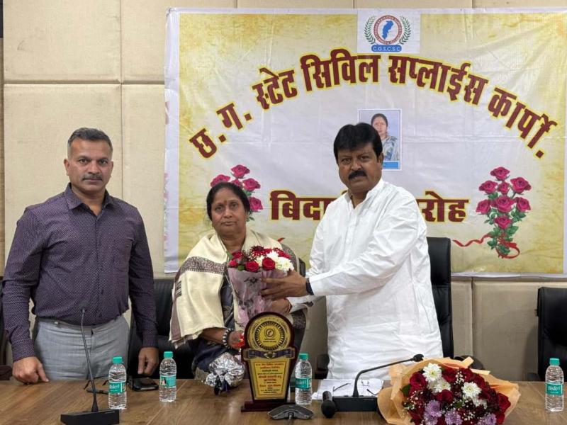 Raipur, Civil Supplies Corporation, Junior Assistant Indrani Yadav, Chairman of Civil Supplies Corporation Sanjay Srivastava, Naya Raipur, Retirement, Farewell Ceremony, Chhattisgarh News, Khabargali