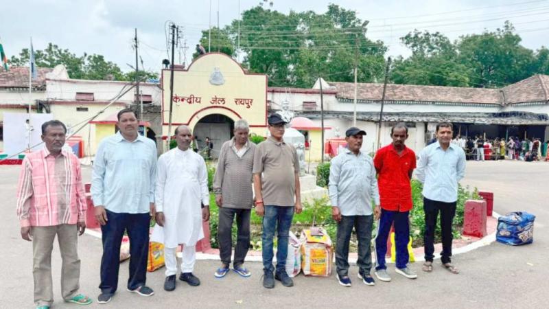 Freedom before Independence Day: 9 prisoners released from Raipur Central Jail; Shrimad Bhagavad Gita seen in their hands. hindi news khabargali 