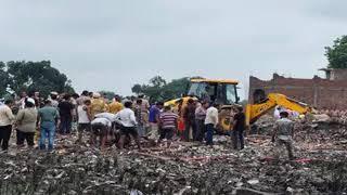 Massive explosion at firecracker factory; 3 dead and 5 injured; area rocked by blasts; search underway for people trapped in the debris. hindi news uttarpradesh news khabargali 