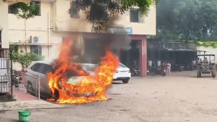 Durg Mayor's car suddenly caught fire; four people, including Alka Baghmar, were on board. durg news chhattisgarh news khabargali 