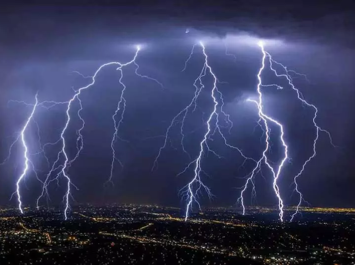 Lightning strikes in Chhattisgarh; 4 people, including a student, killed in Baloda Bazar. Hindi news latest news khabargali 