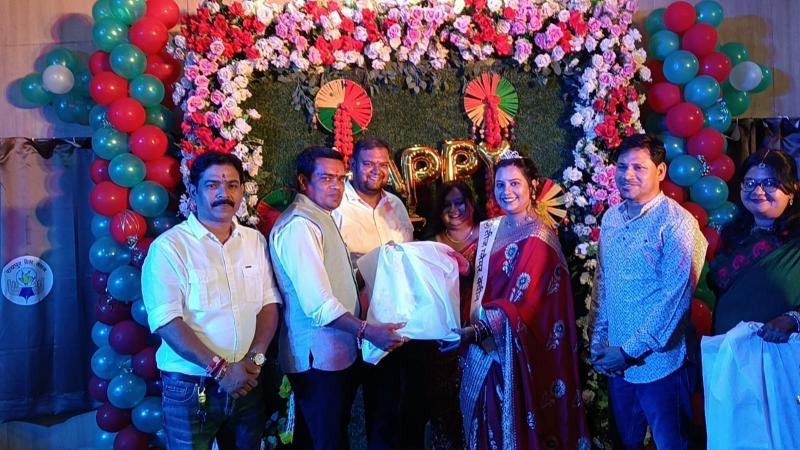 Raipur Press Club Teej Festival, Raipur Press Club painted in the colors of Teej, Laxmi Rajwade, Laxmi Verma and Bhavna Bohra increased the enthusiasm of women journalists by doing ramp walk, Teej Queen Neha Srivastava, Hariyali Queen Madhumita Pal, Ambika Mishra Hariyali Queen, Women Journalist Teej Festival, Raipur Teej Festival, Laxmi Rajwade Teej Festival Raipur Press Club News, Chhattisgarh, Khabargali