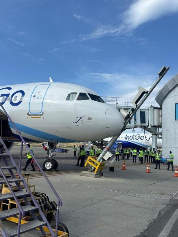  IndiGo aircraft hits pole while parking at Srinagar Airport; passengers have a narrow escape. hindi news latest news khabargali 