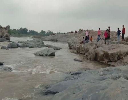  Bodies of all three students found in the Hasdeo River; people broke down in uncontrollable tears upon seeing their loved ones. hindi news latest news khabargali 