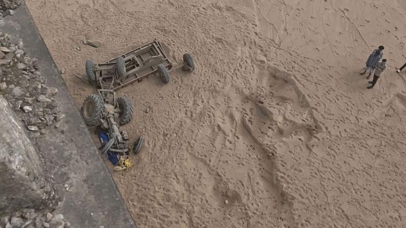 Tractor crashes through bridge railing into Mahanadi River; driver and helper save their lives by jumping out. Latest news hindi news khabargali 