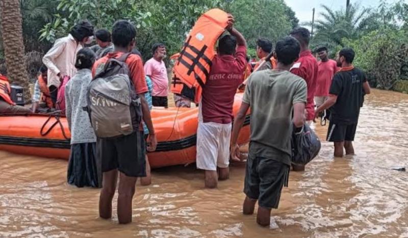 Chhattisgarh government stands firmly with flood victims; over 49,000 people rescued. latest News hindi news big News khabargali 