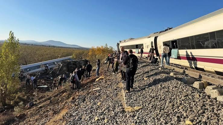 Violent collision between two high-speed trains 39 people dead train accident khabargali 
