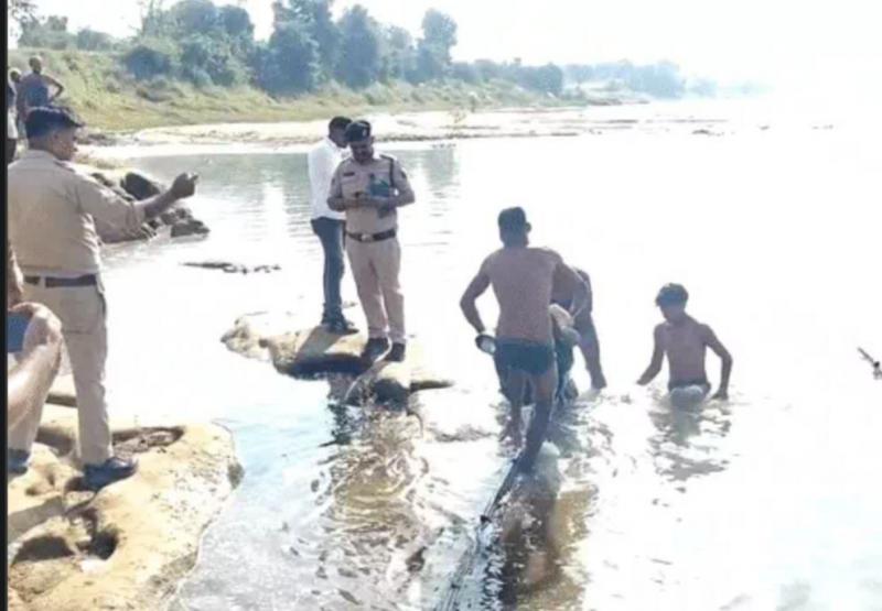 Father son  and two brothers drown while bathing; family left devastated by the tragedy hindi news latest news khabargali 